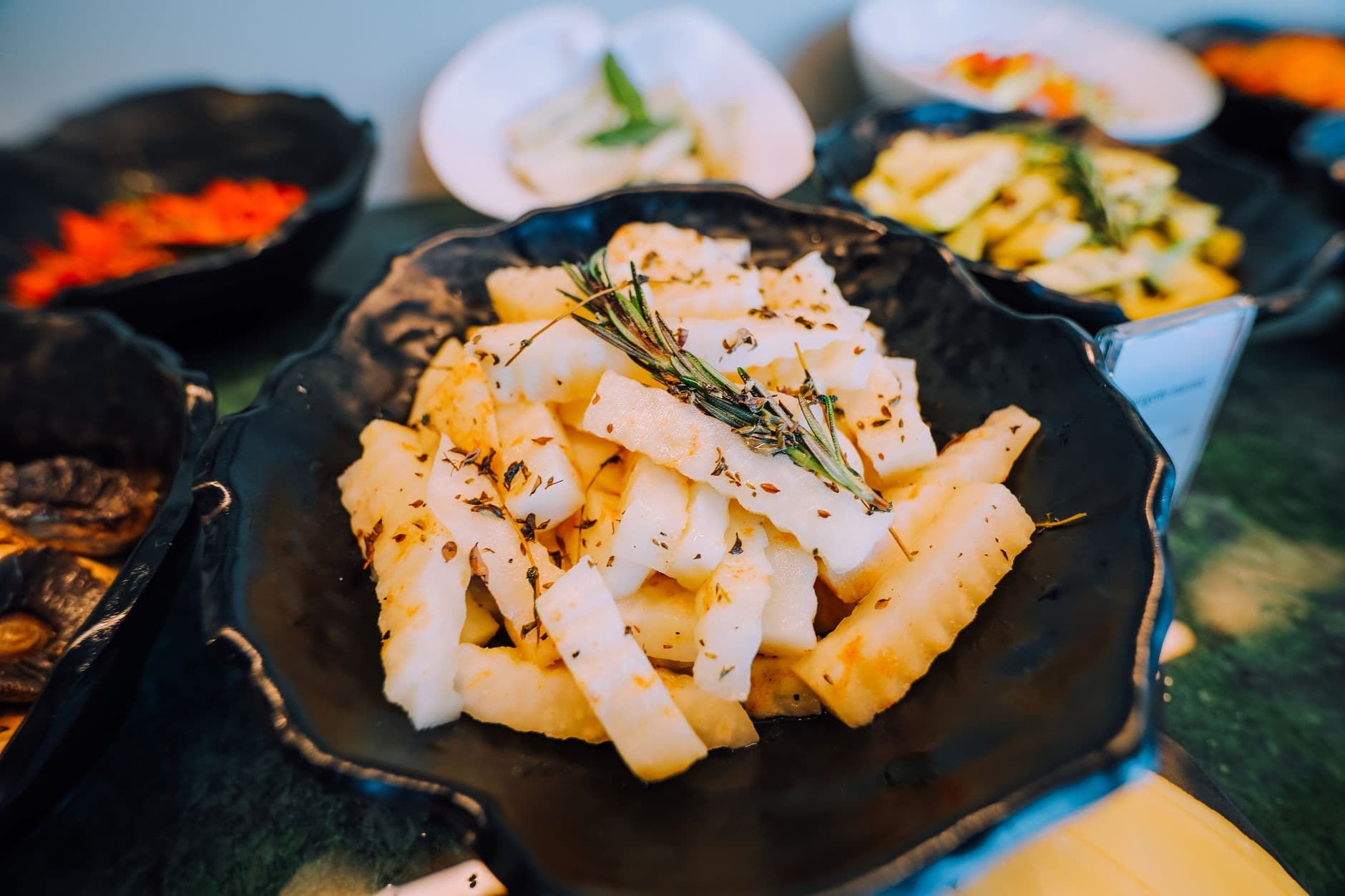 Cod Kartoffel Joghurt Kräuter Bowl fertig zubereitet und serviert