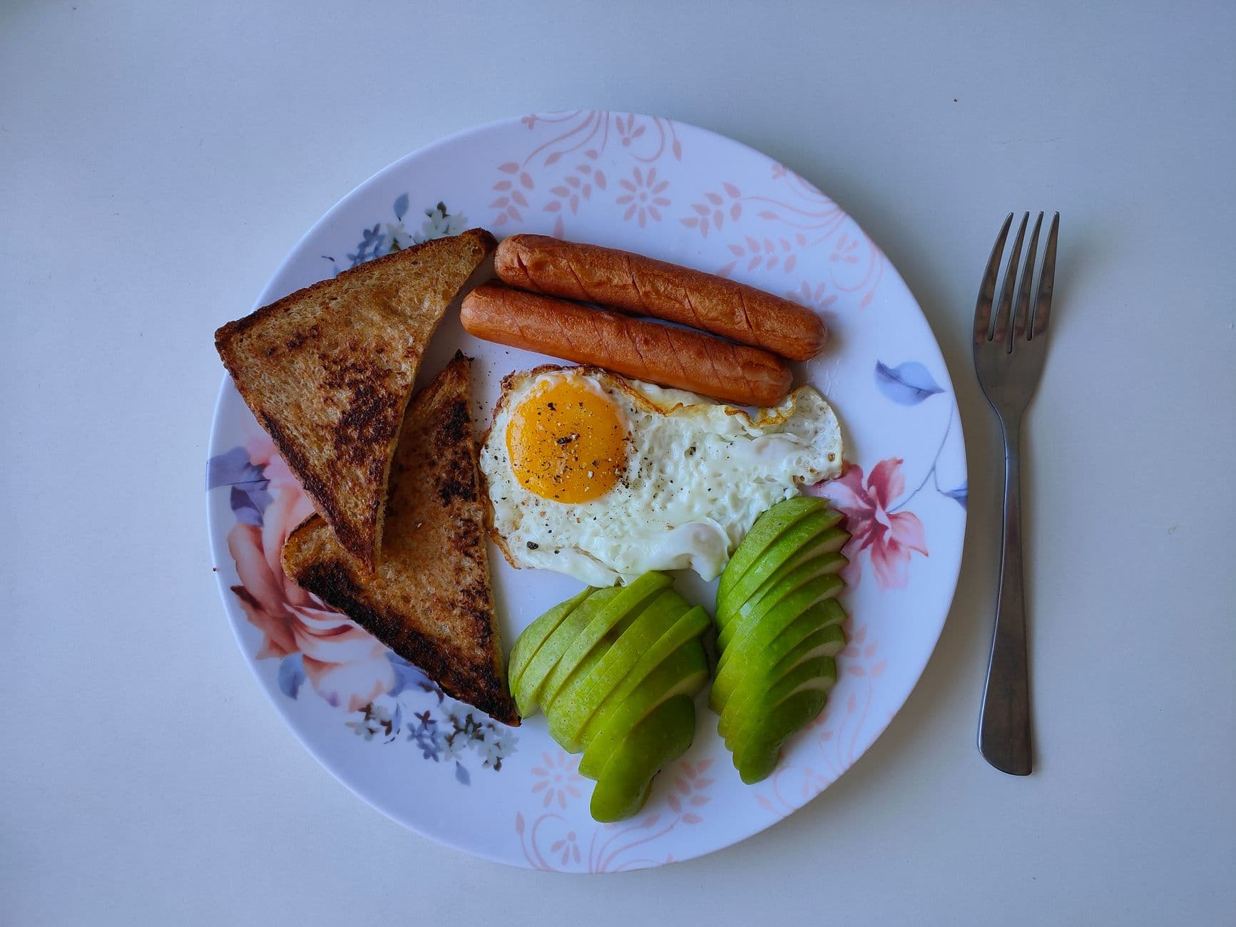 Pute Avocado Frühstück Toast fertig zubereitet und serviert