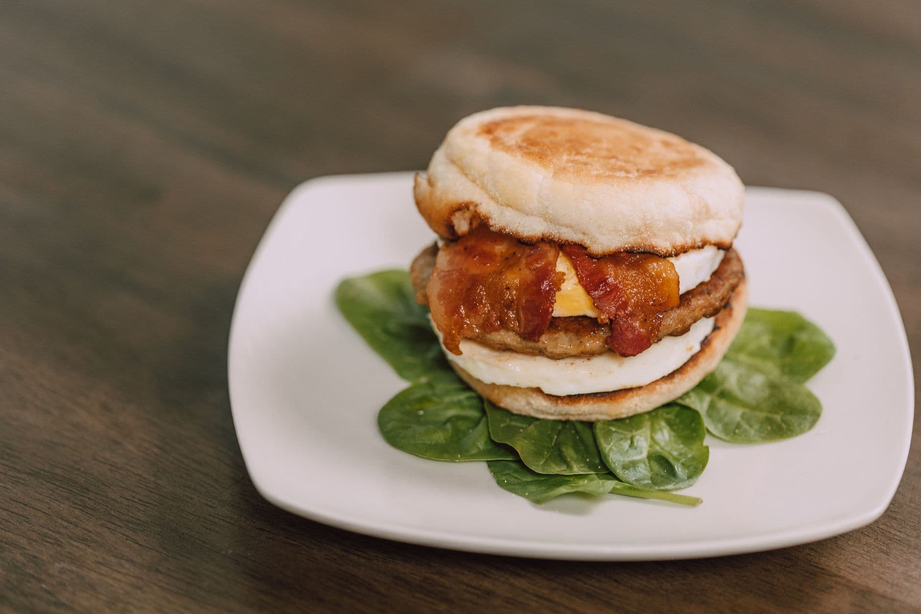 Proteinli Oat Yumurta Muffin ile Ispanaklı hazırlanmış ve servise sunulmuş hali