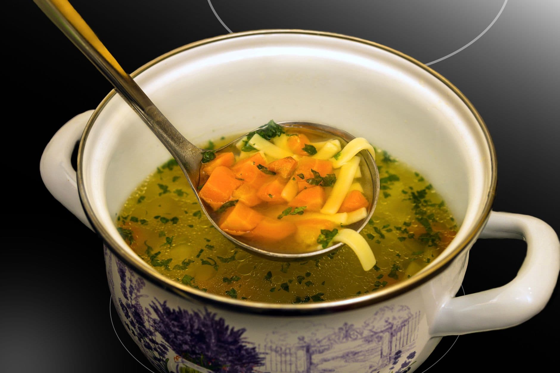 Tavuklu Noodle Çorbası — lisanslı veya özgün üretim görseli bekleniyor