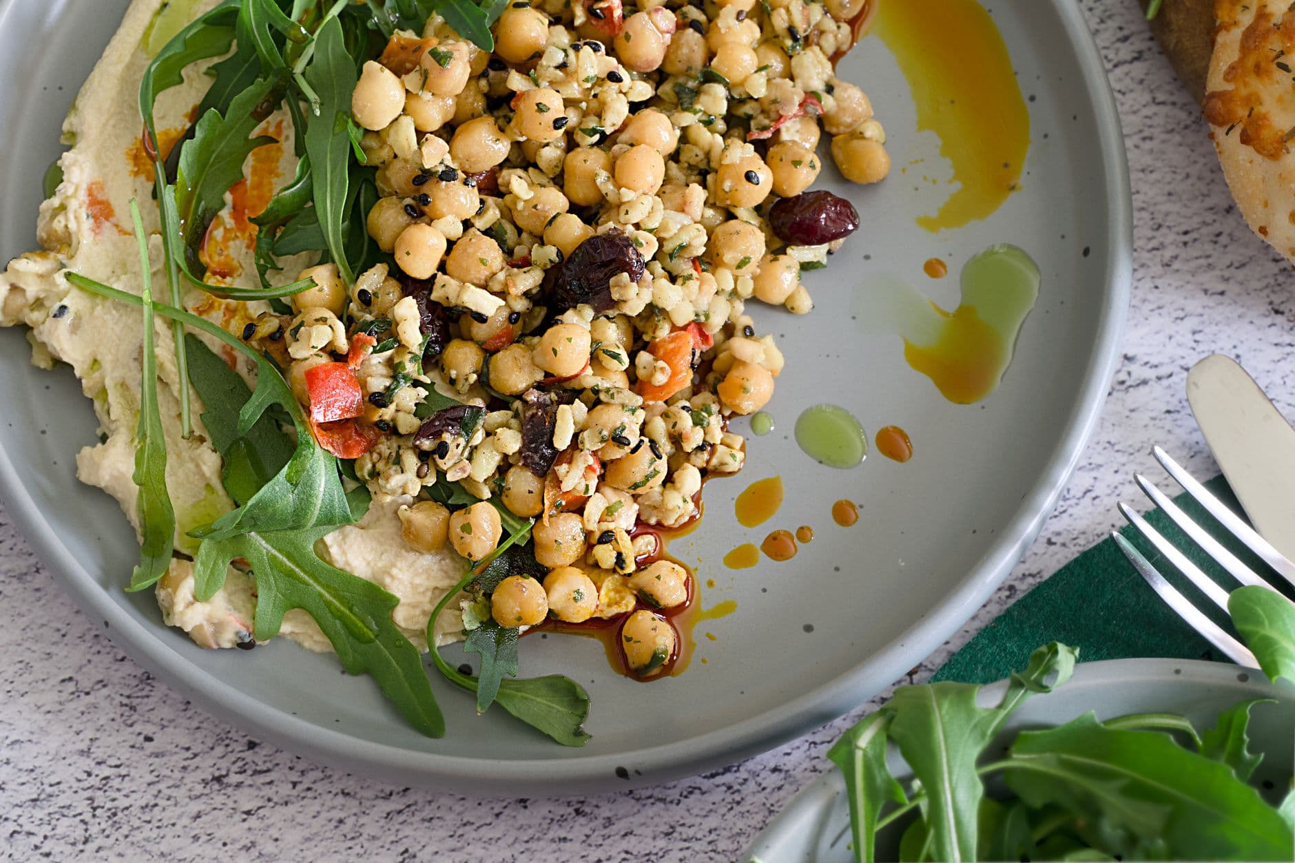 Mediterraner Kichererbsen-Feta-Salat