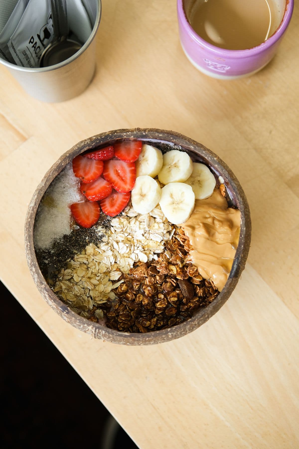 Oat bowl with banana and peanut butter, as a serving illustration