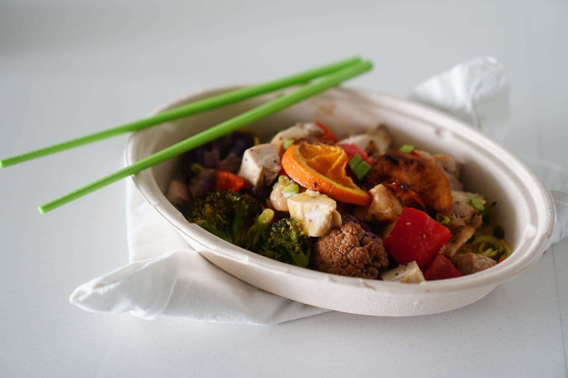 Tofu Fıstıklı Esmer Pirinç Wok Sote hazırlanmış ve servise sunulmuş hali