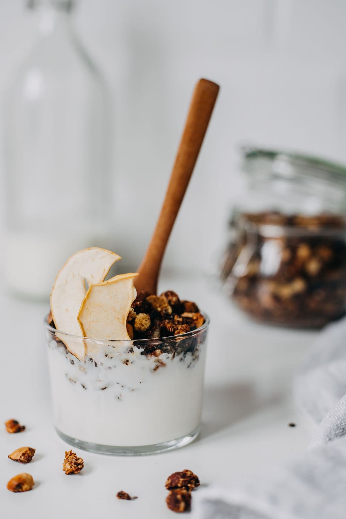 Apple and yogurt parfait with crunchy cereal; illustrative serving photo, not the measured skyr recipe