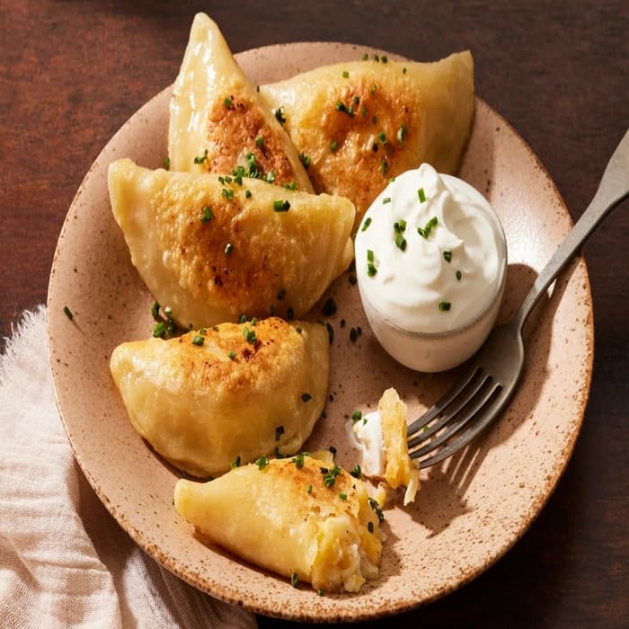 Pierogi mit Sauerkraut fertig zubereitet und serviert