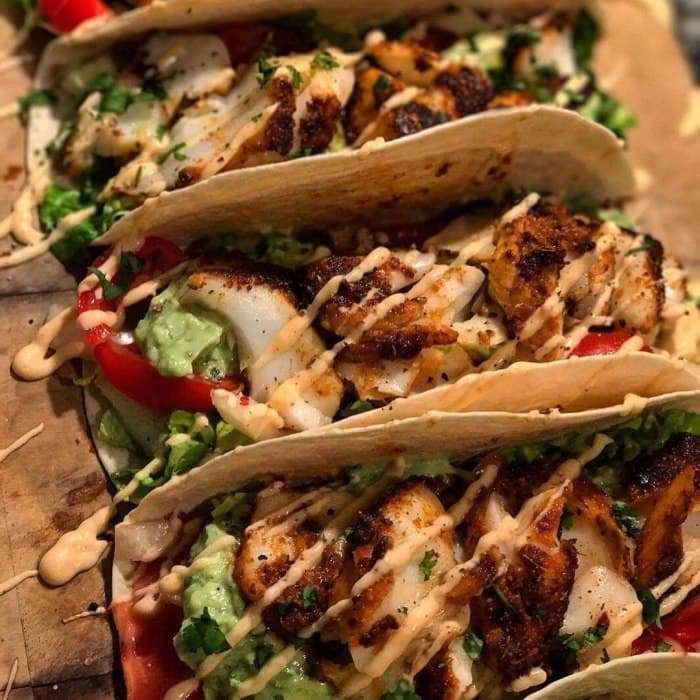 Cajun spiced Fisch tacos fertig zubereitet und serviert