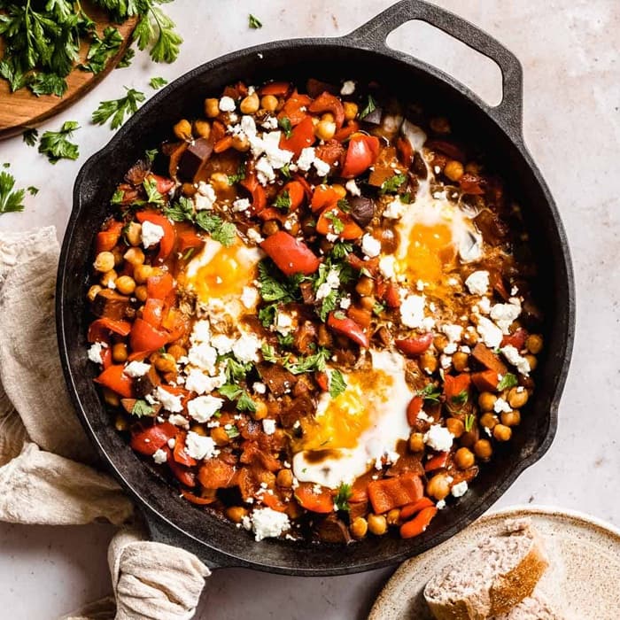 Vegetarian Shakshuka hazırlanmış ve servise sunulmuş hali