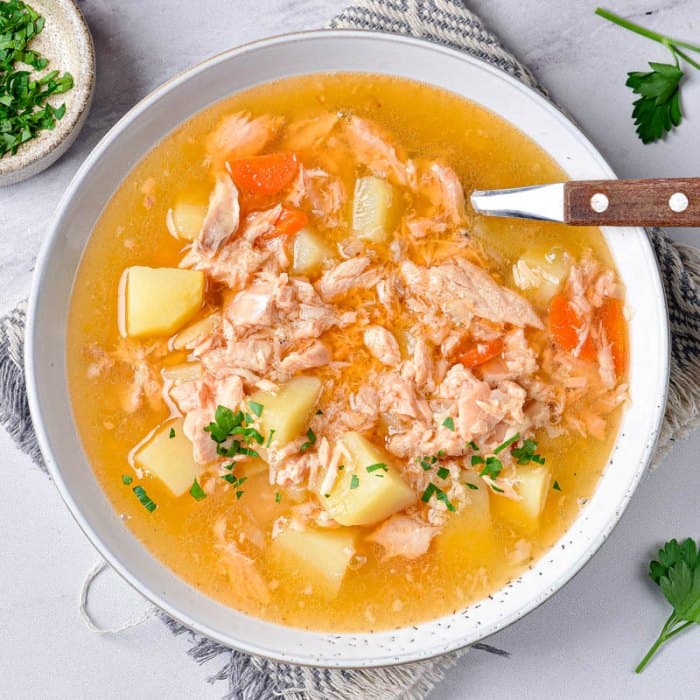 Fischsuppe (Ukha) fertig zubereitet und serviert