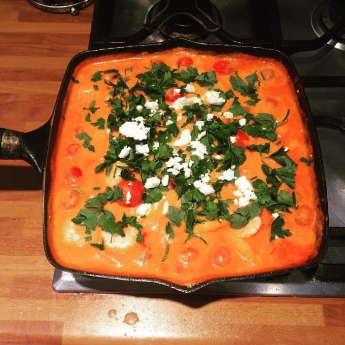 Garides Saganaki fertig zubereitet und serviert