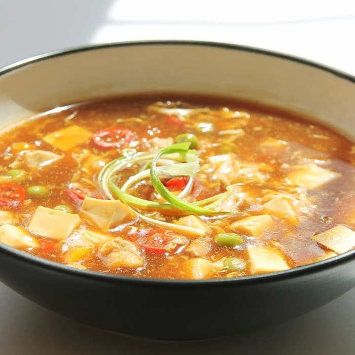 Scharf-saure Suppe fertig zubereitet und serviert