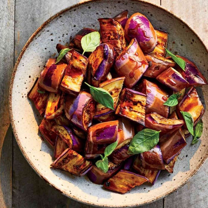 Eggplant Adobo fertig zubereitet und serviert