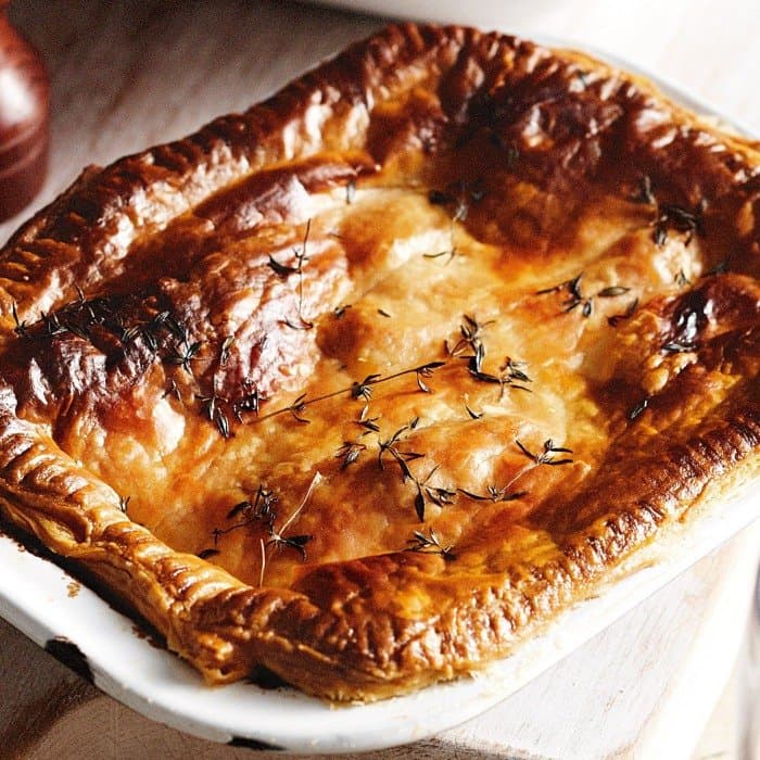Steak-and-Kidney-Pie fertig zubereitet und serviert