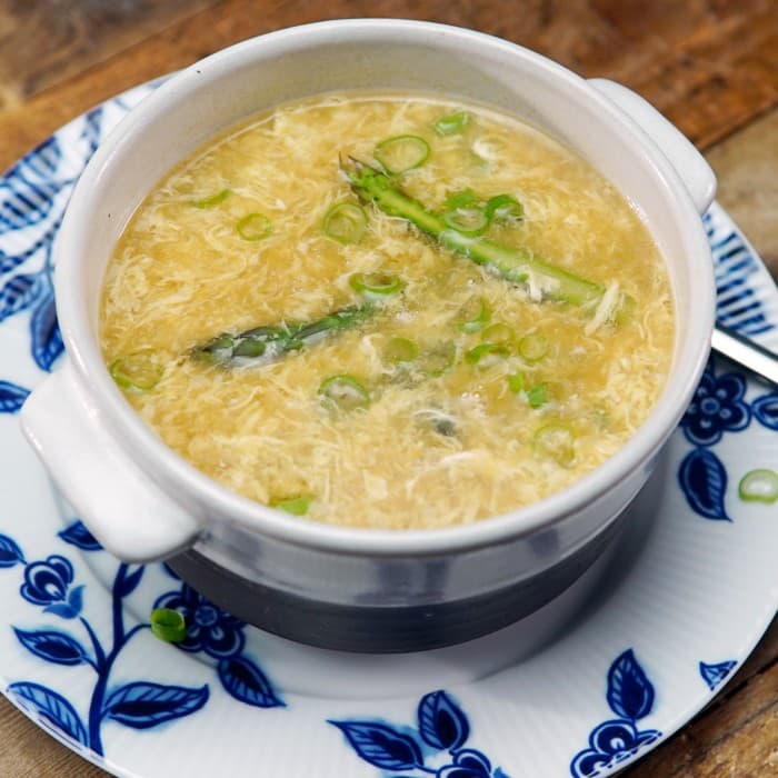 Chinesische Eierblumensuppe fertig zubereitet und serviert