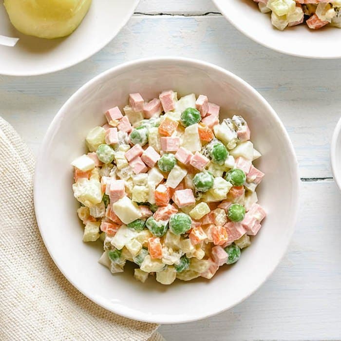Olivier-Kartoffelsalat fertig zubereitet und serviert