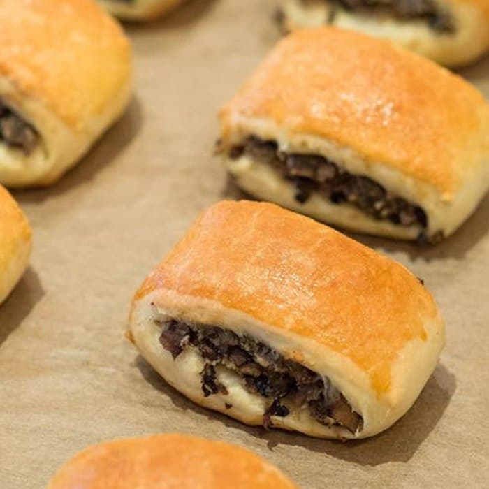 Paszteciki (Polish Pasties) fertig zubereitet und serviert