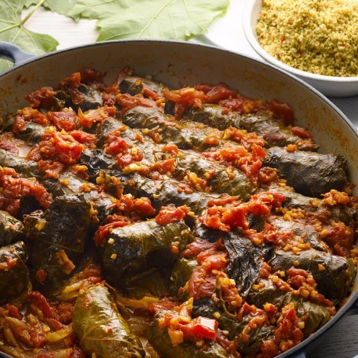 Lamm mit Tomaten und süßen Gewürzen fertig zubereitet und serviert