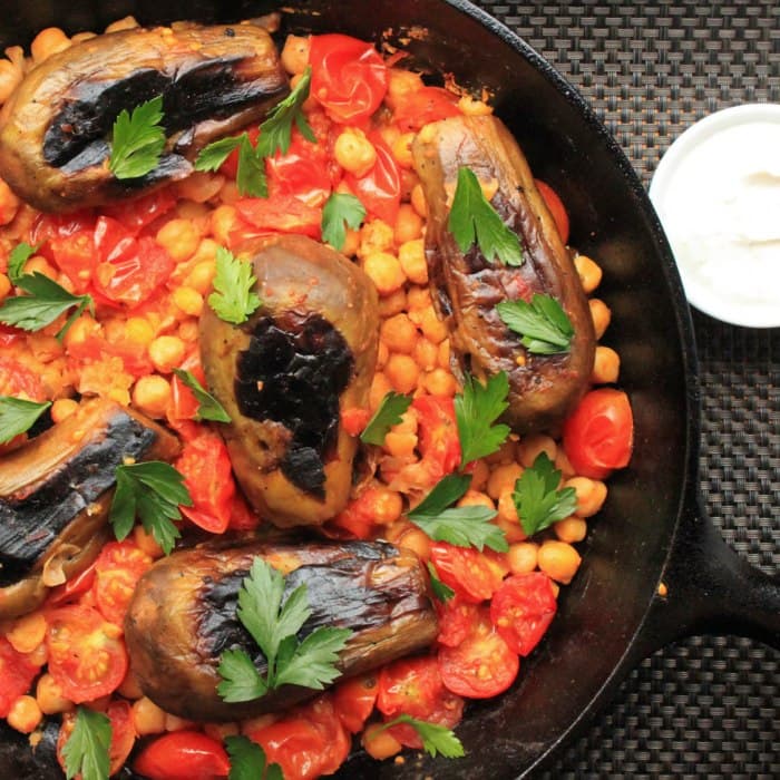 Stovetop Eggplant ve Harissa, Chickpeas, ve Cumin yoğurt hazırlanmış ve servise sunulmuş hali