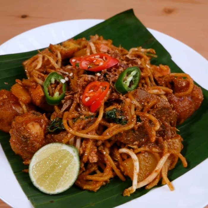 Mee goreng mamak fertig zubereitet und serviert