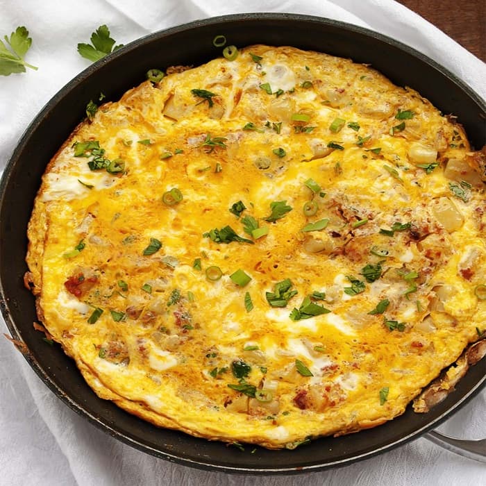 Chorizo, patates & peynir omelette hazırlanmış ve servise sunulmuş hali