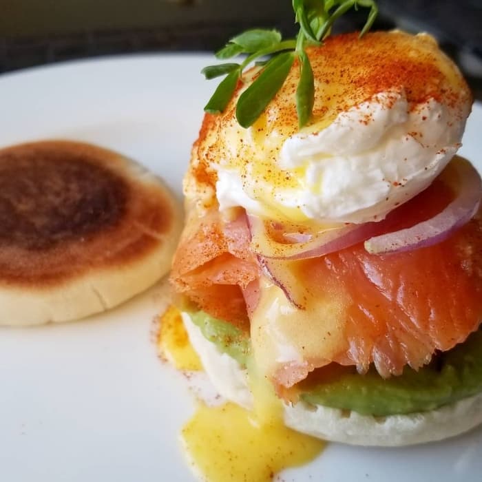 Eggs Benedict mit Räucherlachs fertig zubereitet und serviert