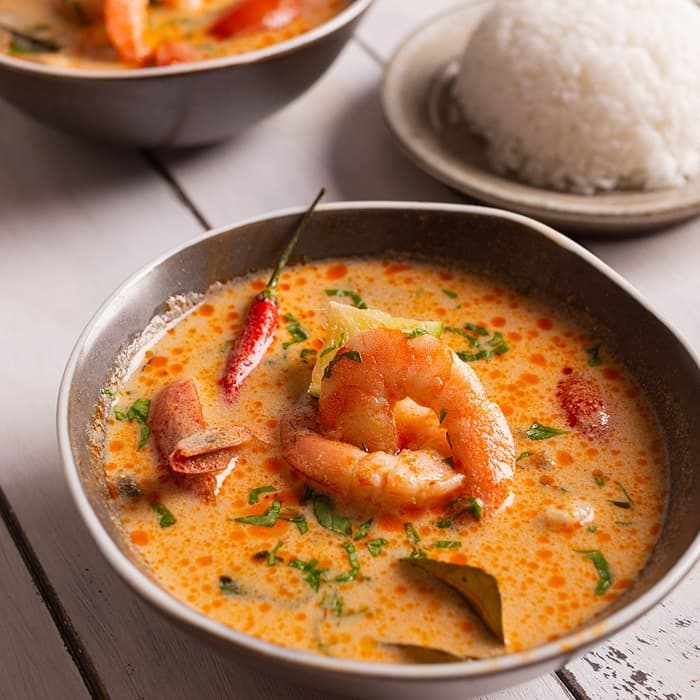 Karidesli Tom Yum çorbası hazırlanmış ve servise sunulmuş hali