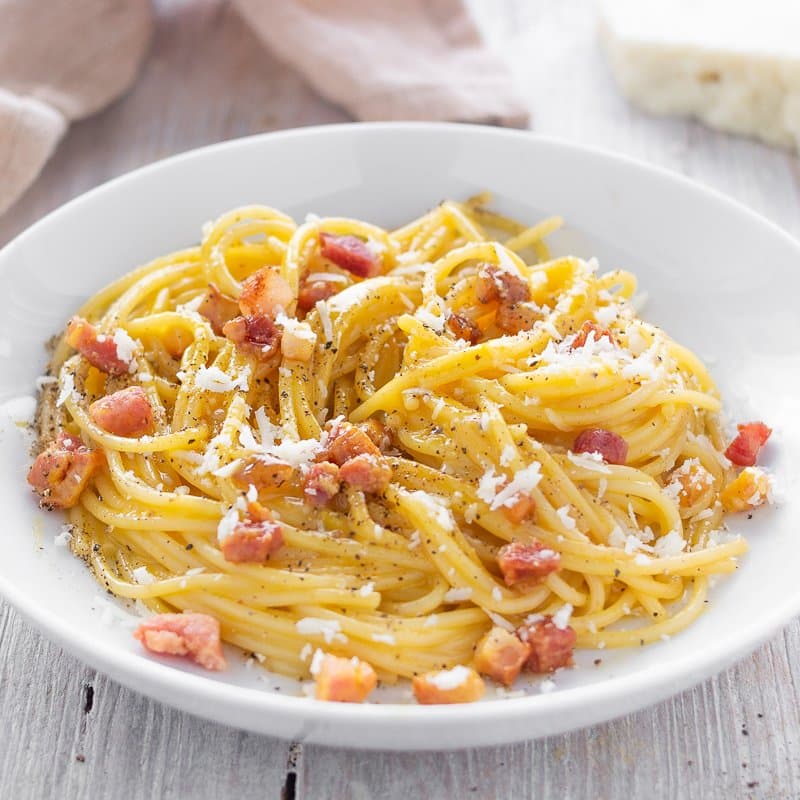 Spaghetti alla Carbonara hazırlanmış ve servise sunulmuş hali