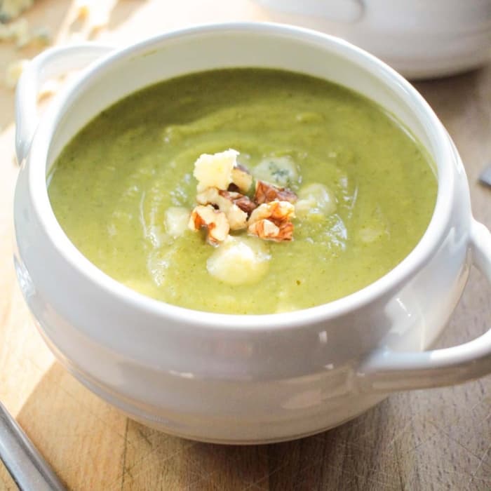 Brokkoli-Stilton-Suppe fertig zubereitet und serviert