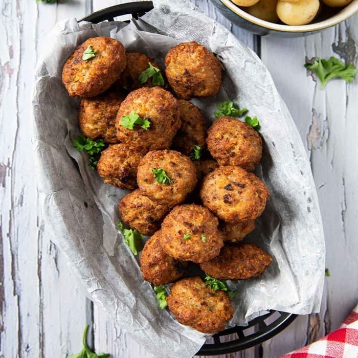 Dänische Frikadeller fertig zubereitet und serviert